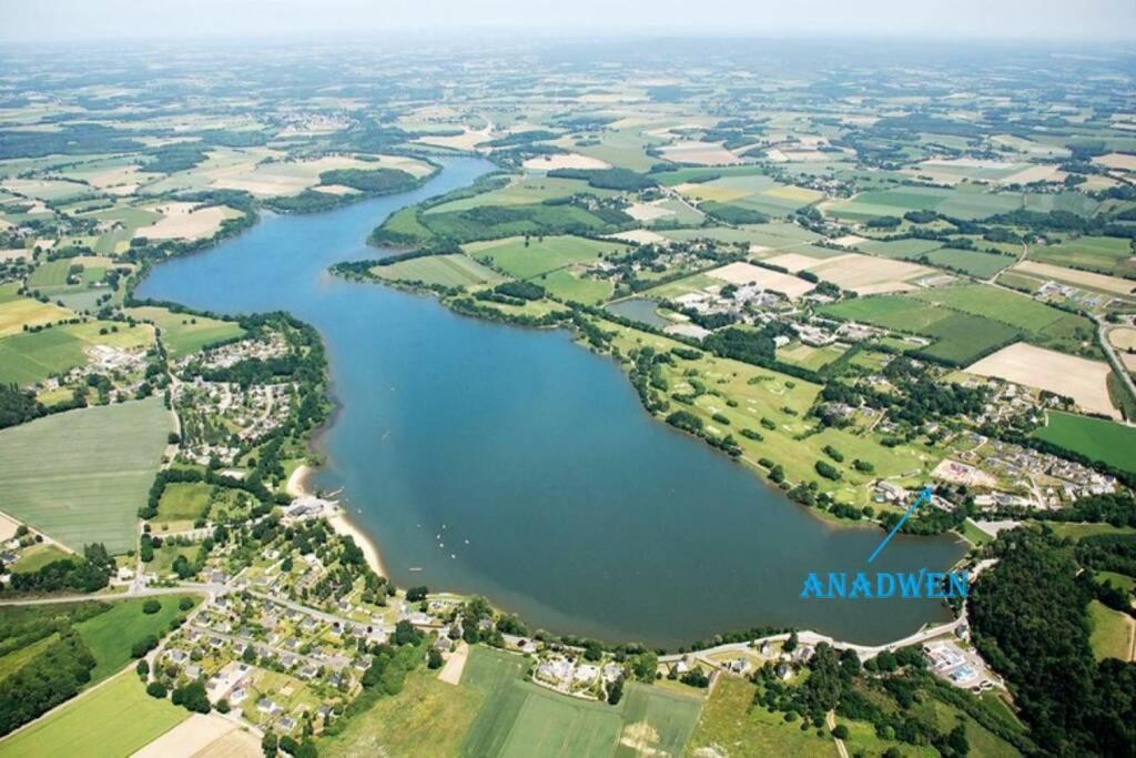 Cottage Anadwen Au Pied Du Lac Au Duc Et Son Golf Плоэрмель Экстерьер фото
